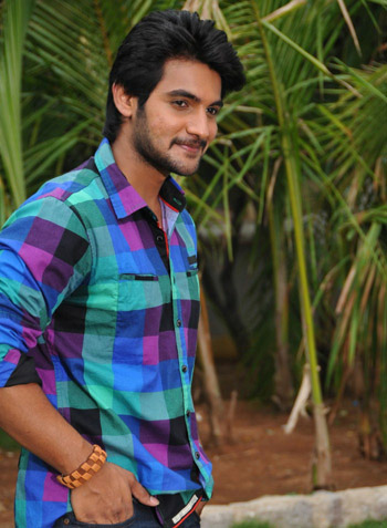 Dubbing King praying for his son? Tollywood Actor Aadi, Sai Kumar son Aadi, Sai Kumar praying for his son, Sai Kumar praying for Aadi